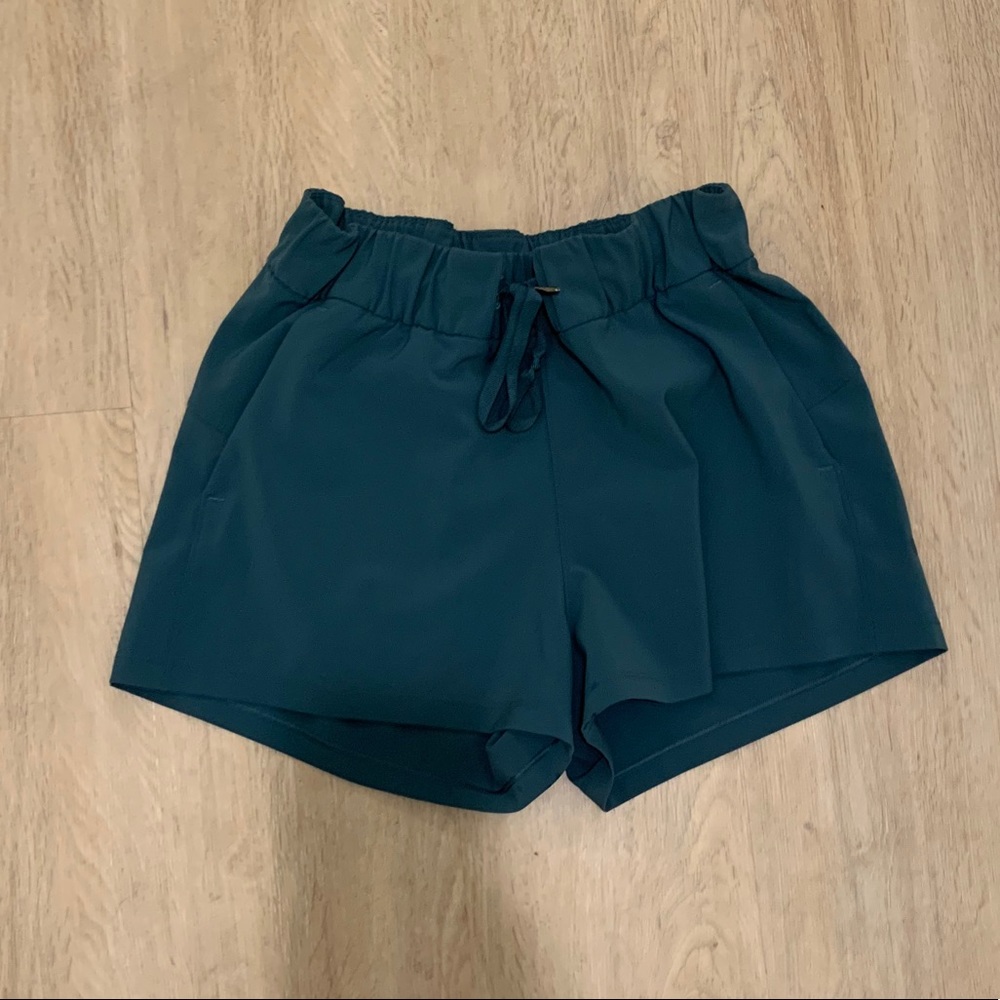 On the fly 2.5’ Lulu Lemon Blue Shorts